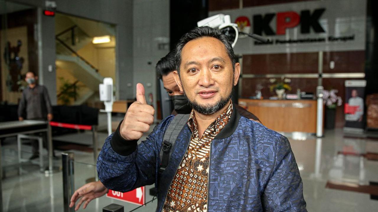 Komisi Pemberantasan Korupsi (KPK) menahan mantan Kepala Kantor Bea Cukai Makassar Andhi Pramono.