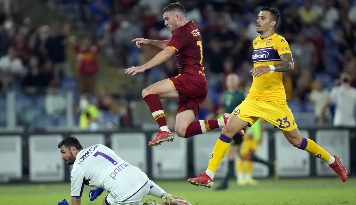 Pemain AS Roma Jordan Veretout (tengah) mencetak gol ke gawang Fiorentina pada pertandingan Serie A di Stadion Olimpiade Roma, Italia, Minggu (22/8/2021). AS Roma menang dengan skor 3-1. (AP Photo/Gregorio Borgia)