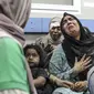 Warga Palestina terluka dalam ledakan di Al-Ahli Arabi Baptist hospital atau RS Al-Ahli Arabi Baptist, menunggu untuk dirawat di rumah sakit Al-Shifa, di Kota Gaza, pada 17 Oktober 2023. (Abed Khaled/ AP)