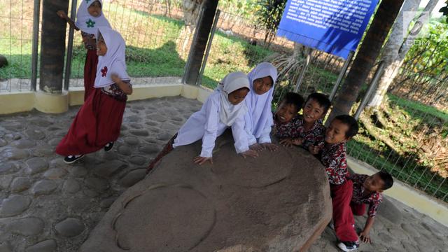 Melihat Prasasti Telapak Kaki Gajah Peninggalan Kerajaan Tarumanegara