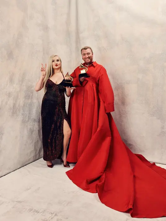Momen bersejarah Sam Smith menerima penghargaan Grammy Awards 2023, dengan outfit yang tak kalah fenomenal. Ia mengenakan gaun berkerah, yang panjang menjuntai hingga ke lantai berwarna merah merona. [Foto: Instagram/samsmith]