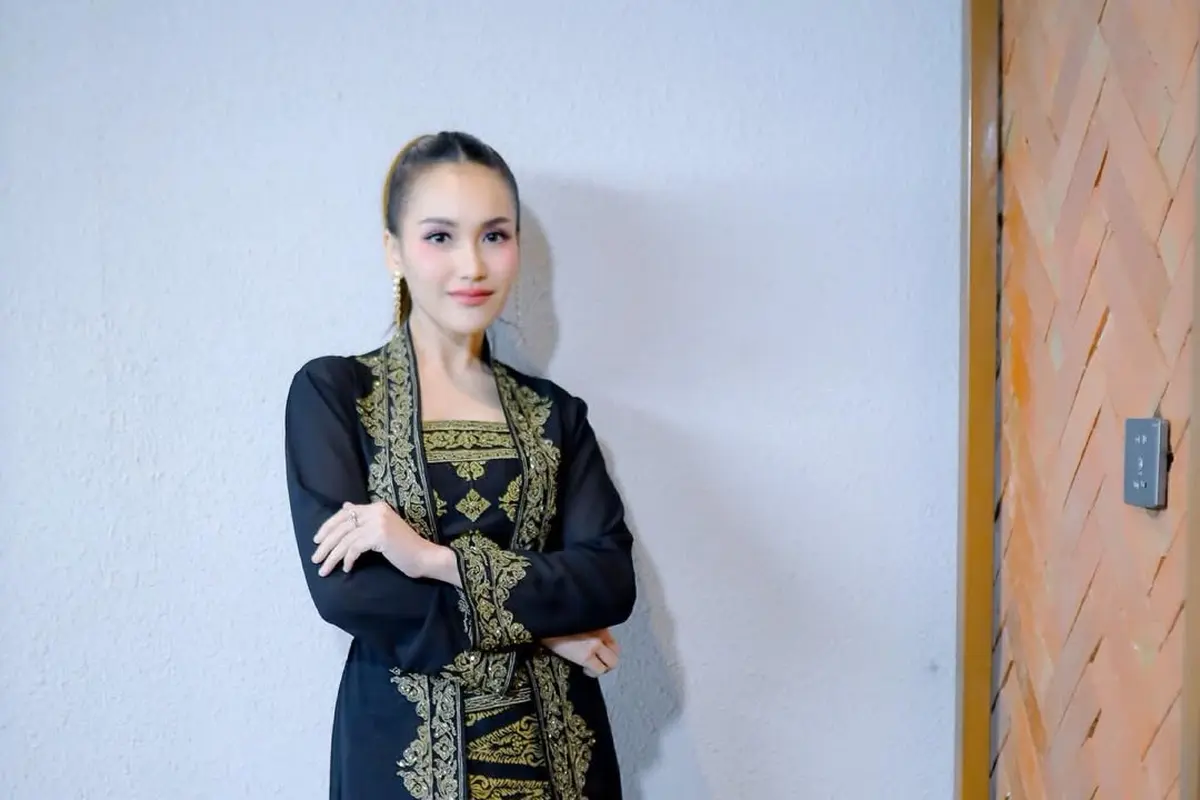 Pesona Anggun Ayu Ting Ting dalam Balutan Dress Songket Bali Hitam Emas Karya Ghea Fashion Studio