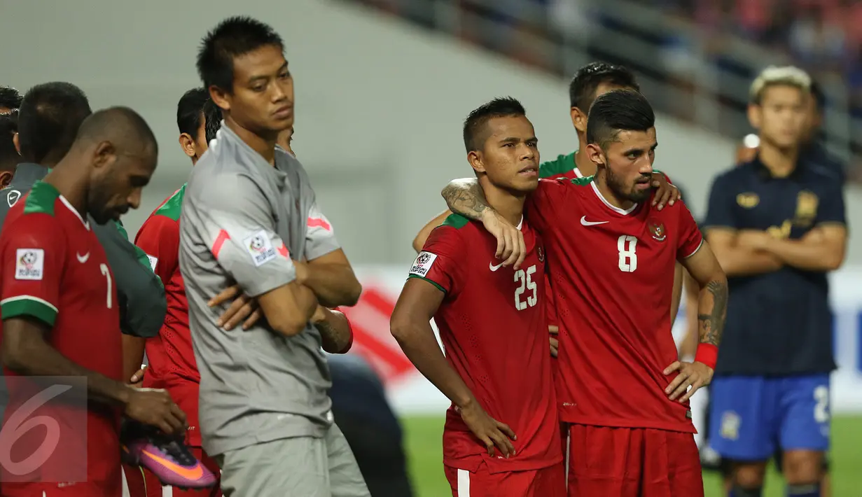Pemain Timnas Indonesia tertunduk usai laga final kedua Piala AFF 2016 melawan Thailand di National Stadium Rajamangala, Bangkok, Sabtu (17/12). Indonesia kalah 2-0 dan harus puas menjadi runner up. (Liputan6.com/Helmi Fithriansyah)
