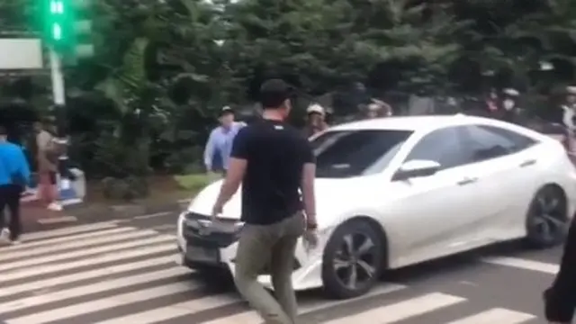 mobil diinjak pejalan kaki (foto: instagram/@erik.eazy)