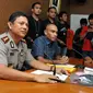 Kapolres Jakarta Selatan Kombes Pol Wahyu Adiningrat (kiri) memberikan keterangan pers terkait keberhasilan polisi membongkar prostitusi online yang dilakukan seorang artis berinisial AA di Mapolres Jaksel, Sabtu (9/5/2015). (Liputan6.com/Panji Diksana)