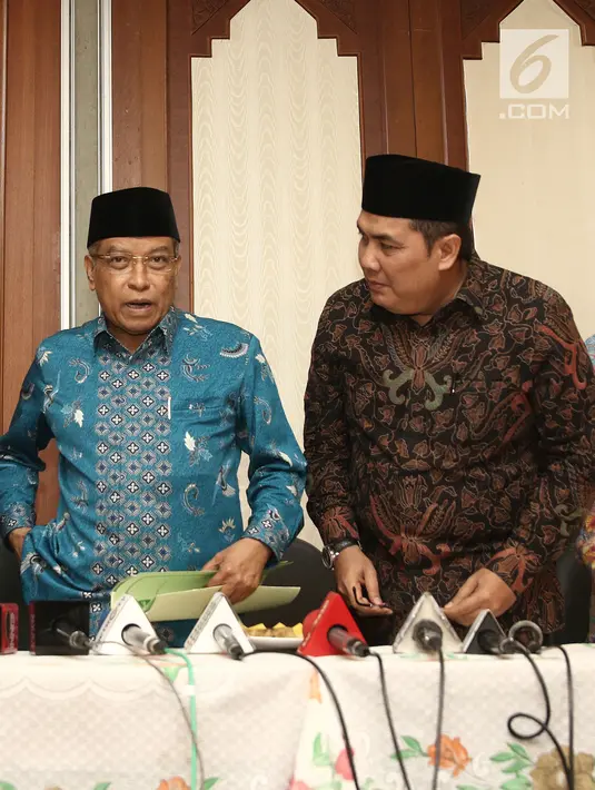 Ketua Umum PBNU Said Aqil Siradj (kiri) dan Sekjen PBNU Helmy Faisal Zaini saat menggelar jumpa pers terkait pembakaran bendera HTI di Kantor PBNU, Jakarta, Rabu (24/10). PBNU menyayangkan aparat keamanan yang kecolongan. (Liputan6.com/Herman Zakharia)