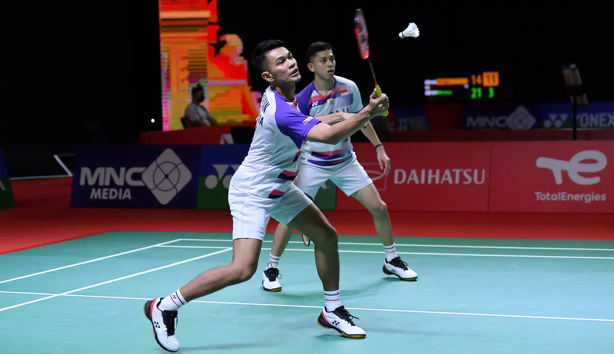 Ganda putra Fajar Alfian / Muhammad Rian Ardianto mengembalikan kok ke arah Muhammad Shohibul Fikri / Bagas Maulana pada babak 32 besar Indonesia Masters 2021 di Bali International Convention Centre, Nusa Dua, Selasa (16/11/2021).  Fajar / Rian kalah 21-13, 18-21, dan 20-22. (Foto: Humas PP PBSI)