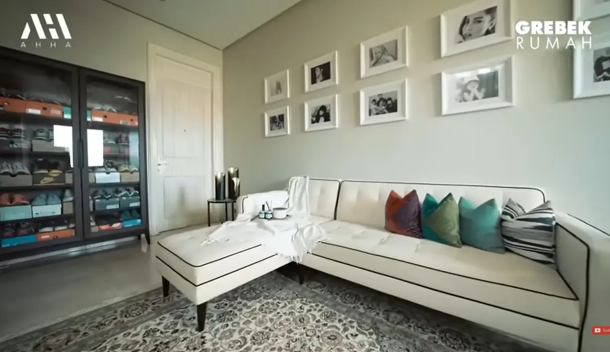 Olla tidak hanya dikenal sebagai artis papan atas, tapi juga sosialita. Tas dan sepatu branded sangat melekat pada diri Olla Ramlan. Koleksi sepatunya cukup banyak tertata rapi di lemari kaca. Itulah beberapa potret rumah Olla Ramlan di Pondok Indah yang mewah banget. [Youtube/AH]