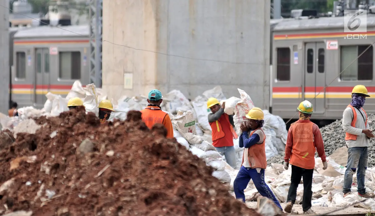 Aktivitas pekerja proyek Double Double Track (DDT) Paket A Stasiun Manggarai-Jatinegara di kawasan Manggarai, Jakarta, Selasa (28/8). (Merdeka.com/Iqbal Nugroho)