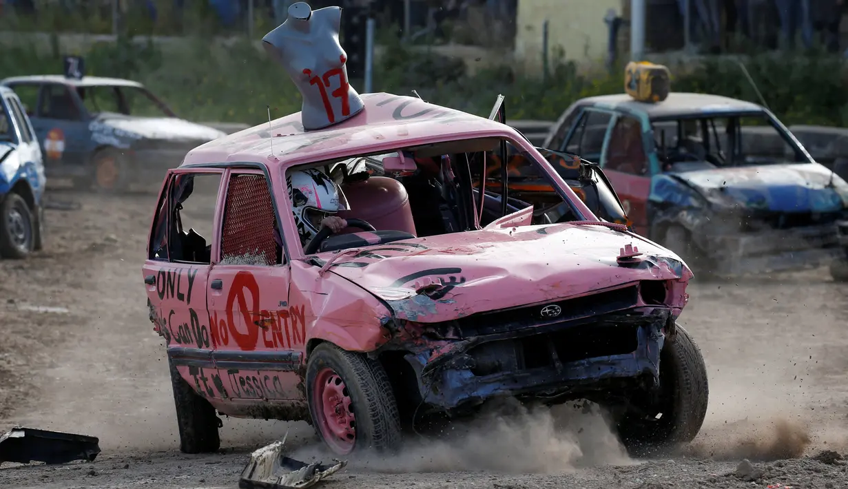 Pengemudi berkompetisi saling menghancurkan mobil 'Demolition Derby' wanita pertama di Ta 'Qali, Malta pada 10 Maret 2019. Pemenang ajang tersebut adalah mereka yang sanggup bertahan hingga permainan usai. (REUTERS/Darrin Zammit Lupi)