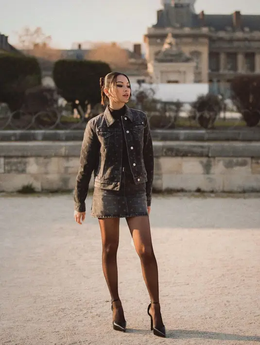 Ia mengenakan set denim jaket dan rok mini dengan motif monogram [@alyssadaguise]