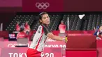 Tunggal putri Indonesia Gregoria Mariska Tunjung melakukan pukulan ke Lianne Tan dari Belgia dalam pertandingan penyisihan Grup M cabang bulu tangkis Olimpiade Tokyo 2020 di Musashino Forest Sports Plaza, Tokyo, Rabu (28/7/2021). Mariska menang 21-11 dan 21-17. (AP Photo/Dita Alangkara)