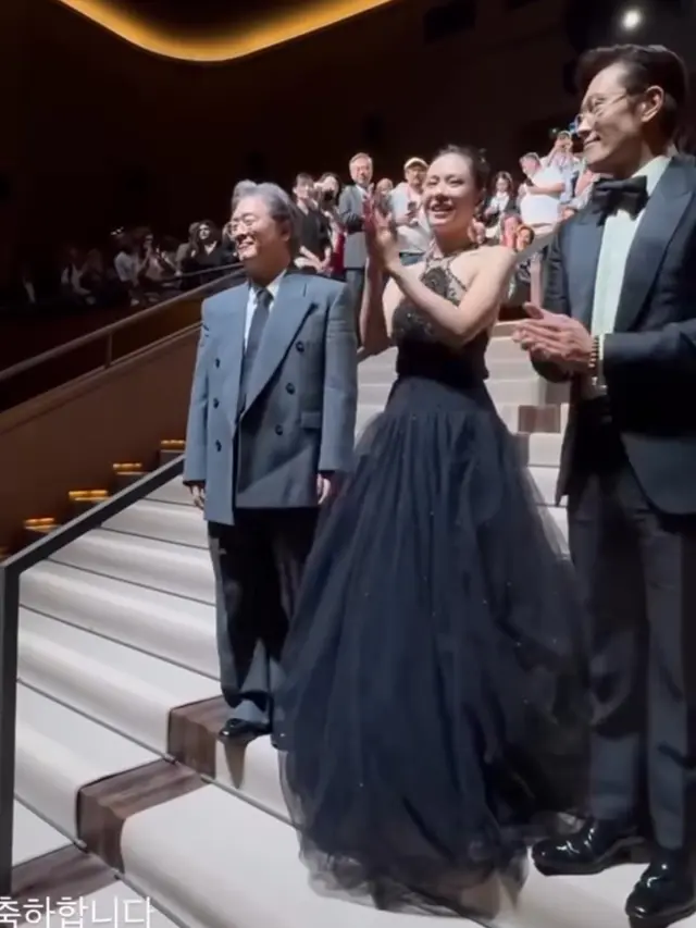 Gaya santai Son Ye Jin di Venice International Film Festival. [@yejinhand]