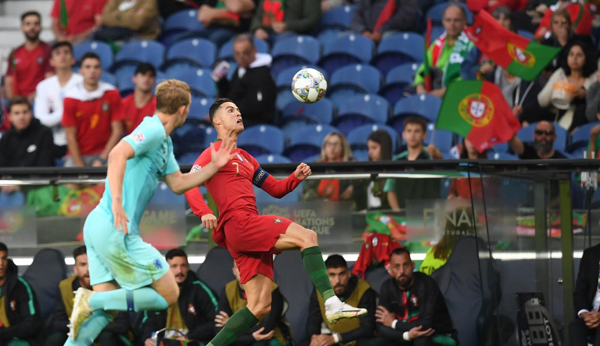 Bek Belanda Matthijs De Ligt (kiri) berusaha mengejar bola yang dibawa penyerang Portugal, Cristiano Ronaldo sleama pertandingan final Liga Bangsa-Bangsa UEFA di Stadion Dragao di Porto (9/6/2019). (AFP Photo/Patricia De Melo Moreira)