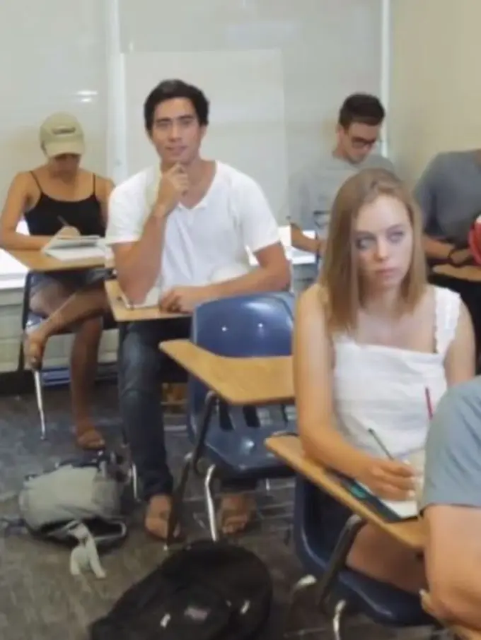 [Bintang] Ngantuk di Kelas? Ikuti Ide Brilian Cowok Ini Biar Tidurmu Aman!