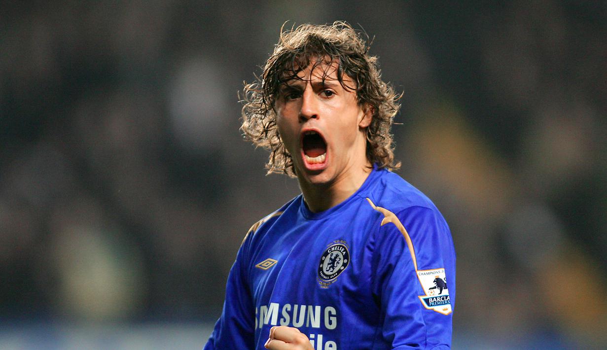 Alhasil ia dipinjamkan ke AC Milan dan Inter Milan rentan waktu 2004-2008. Bersama Chelsea, Crespo menjuarai Premier League 2005/06 dengan mencetak 20 gol sejak awal kedatangannya. (AFP/Patrick Hertzog)