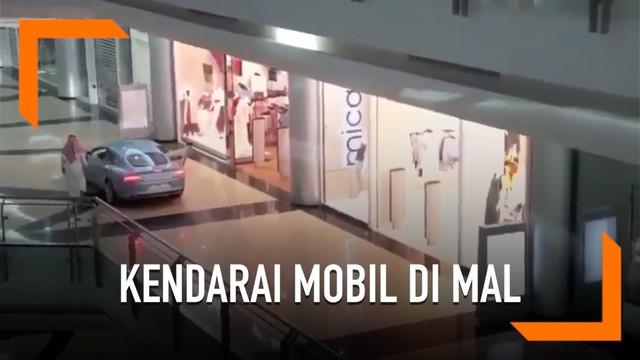 Seorang pria bikin geger sebuah mal. Ia berbelanja di dalam mal dengan mengendarai mobil.