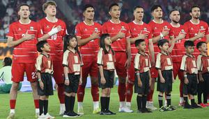 Para pemain Timnas Indonesia menyanyikan lagu kebangsaan Indonesia Raya dalam laga final FIFA Series 2026 melawan Bulgaria di Stadion Utama Gelora Bung Karno (SUGK), Senayan, Jakarta, Senin (30/03/2026). (Bola.com/M Iqbal Ichsan)