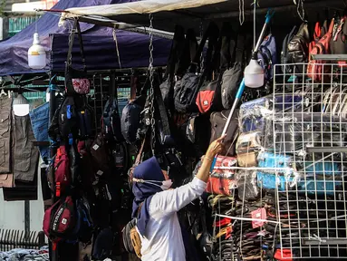 Pedagang Kaki Lima merapikan dagangannya di kebayoran lama, Jakarta, Selasa (21/9/2021). Untuk mendorong pertumbuhan ekonomi dampak PPKM pemerintah mempercepat penyaluran Bantuan Langsung Tunai (BLT) untuk Pedagang Kaki Lima (PKL). (Liputan6.com/Johan Tallo)
