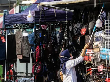 Pedagang Kaki Lima merapikan dagangannya di kebayoran lama, Jakarta, Selasa (21/9/2021). Untuk mendorong pertumbuhan ekonomi dampak PPKM pemerintah mempercepat penyaluran Bantuan Langsung Tunai (BLT) untuk Pedagang Kaki Lima (PKL). (Liputan6.com/Johan Tallo)