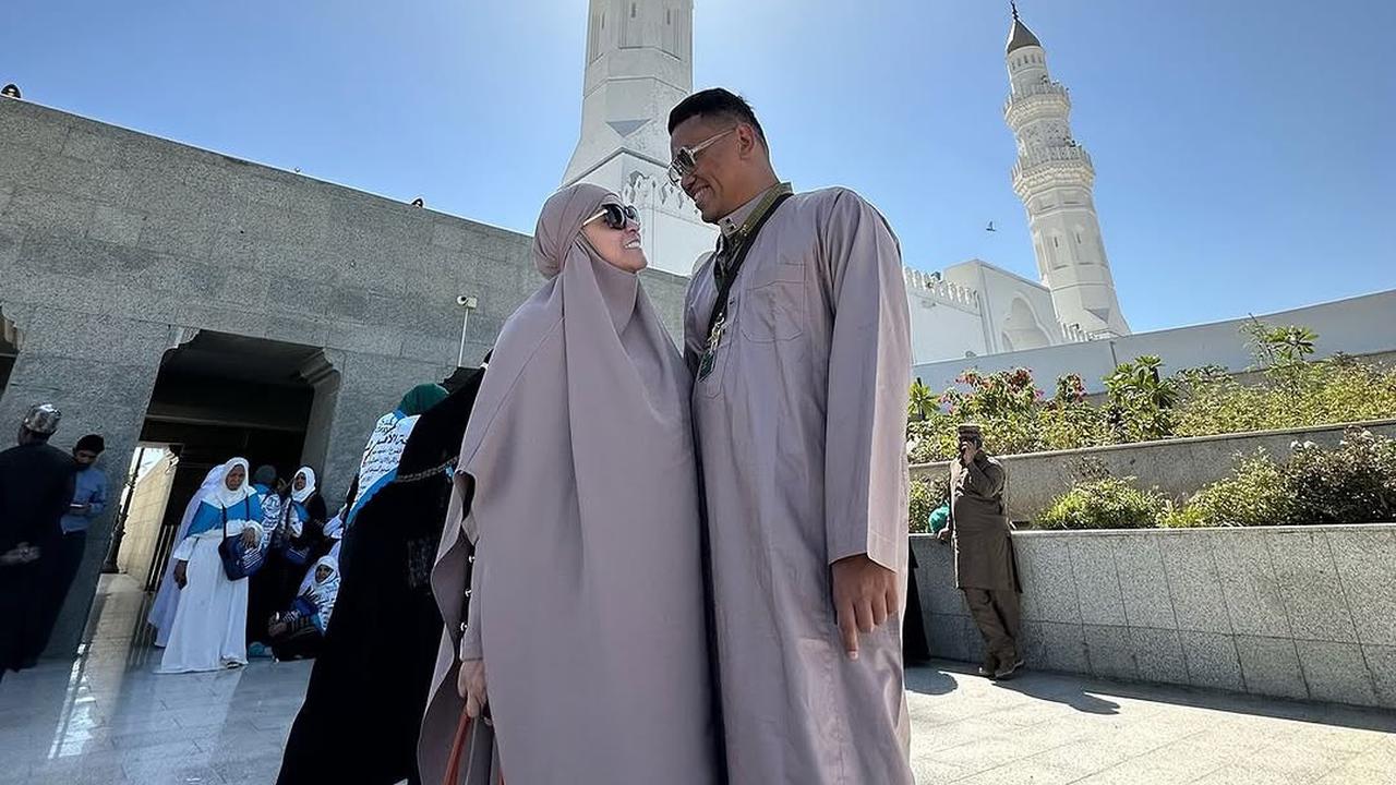 5 Potret Uya Kuya dan Astrid Jalani Umroh di Bulan Ramadhan, Perlihatkan Kemesraan