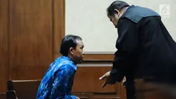 Panitera pengganti Pengadilan Negeri Jakarta Selatan, Tarmizi (kiri) berbincang dengan kuasa hukumnya jelang mengikuti sidang putusan di Pengadilan Tipikor, Jakarta, Senin (12/3). Tarmizi dijatuhi hukuman 4 tahun penjara. (Liputan6.com/Helmi Fithriansyah)