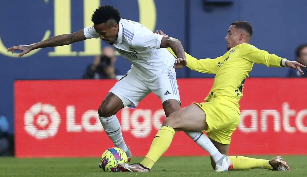 <p>Bek Villarreal, Aissa Mandi berusah merebut bola dari bek Real Madrid, Eder Militao selama pertandingan lanjutan La Liga Spanyol di Estadio De La Ceramica di Villareal, Spanyol, Sabtu (7/1/2023). Villareal menang tipis atas Real Madrid dengan skor 2-1. (AP Photo/Alberto Saiz)</p>