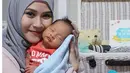 Bayi mungilnya sedang tertidur pulas dipelukan artis yang namanya populer lewat sinetron 'Kiamat Sudah Dekat' itu. (Bintang.com/@zaskiadyamecca)
