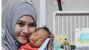 Bayi mungilnya sedang tertidur pulas dipelukan artis yang namanya populer lewat sinetron 'Kiamat Sudah Dekat' itu. (Bintang.com/@zaskiadyamecca)