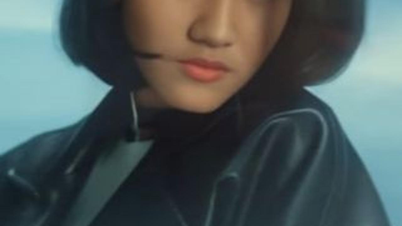 Kenakan Jaket Kulit Hitam