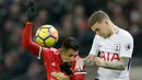 Pemain Manchester United, Alexis Sanchez dan pemain Tottenham Hotspur, Kieran Trippier berebut bola pada laga pekan ke-25 Premier League di Stadion Wembley, Rabu (31/1). Tottenham Hotspur sukses menaklukkan Manchester United 2-0. (AP/Alastair Grant)