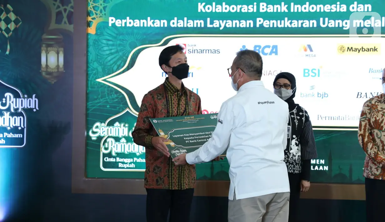 Wakil Presiden Direktur BCA Armand W. Hartono secara simbolis menerima peluncuran mobil kas pada kegiatan kolaborasi perbankan dan Bank Indonesia dalam pelayanan penukaran Uang Idul Fitri Serambi Rupiah Ramadan 2022 di Jakarta, Senin (04/04/2022). (Liputan6.com/HO/Eko)