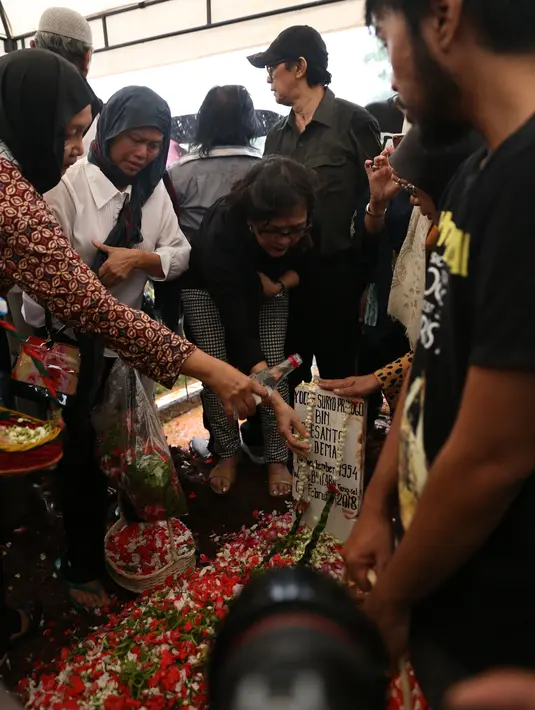 "Saya harus kuatkan anak-anak saya, karena belum ada yang nikah. Jadi saya masih harus mengurus anak-anak saya," tandas Prastiwi Puspitasari, istri Yockie Suryo Prayogo yang meninggal pada Senin (5/2/2018). (Nurwahyunan/Bintang.com)