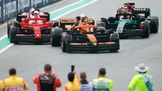 Pembalap McLaren, Lando Norris bersama Oscar Piastri menyapa para penonton disusul pembalap Ferrari, Charles Leclerc dan Lewis Hamilton (kiri) serta pembalap Mercedes, George Russell dan Kimi Antonelli saat melakukan parede mobil lego sebelum balapan Formula 1 GP Miami 2025 yang berlangsung di Sirkuit Autodromo, Miami, Florida, Minggu (04/05/2025) waktu setempat. (AFP/Hector Vivas)