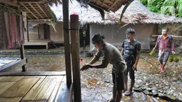 Warga adat setempat yang kembali dari ladang beberapa mampir membasuh tangan mereka pada air bambu tersebut. (merdeka.com/Arie Basuki)