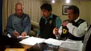 Joshua Brown mengisi sebuah dokumen selama dilakukannya pemeriksaan oleh polisi di Lima, Peru, (5/12). Sudah puluhan tahun Brown menjalankan bisnis gelapnya ini, 11 korban dari umur 4-17 tahun telah diselamatkan polisi. (Reuters)