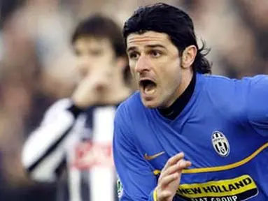 Juventus' striker Vincenzo Iaquinta celebrates after scoring during their Italian serie A football match against Udinese at Udine stadium on February 10, 2008. AFP PHOTO/ Luigi BERTELLO