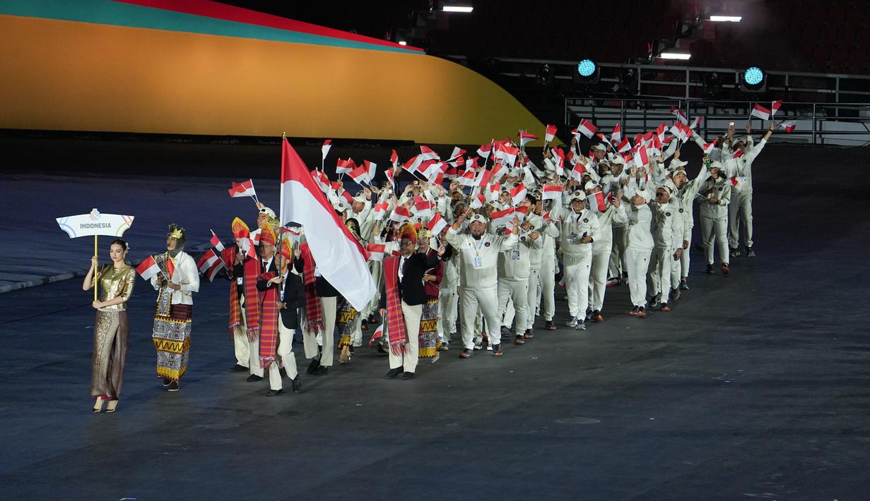 Kontingen Merah Putih yang berjumlah 69 atlet dari enam cabang olahraga yang mewakili Tim Indonesia di Opening Ceremony SEA Games Thailand 2025 yang digelar di Rajamanggala Stadium pada Selasa (9/12/2025) malam WIB. (Dok. NOC Indonesia)