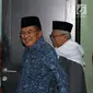 Wapres Jusuf Kalla (kiri) dan Ketua Umum MUI MUI Ma'ruf Amin saat tiba di Kantor MUI, Jakarta, Selasa (6/3). Berdasarkan informasi, JK dan MUI juga membahas rencana pertemuan ulama Indonesia, Afghanistan, dan Pakistan. (Liputan6.com/Angga Yuniar)