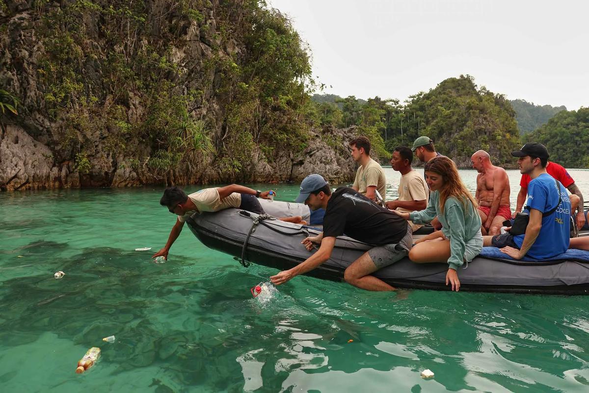 FOTO: Raja Ampat Hadapi Tekanan di Tengah Keajaiban Bawah Laut