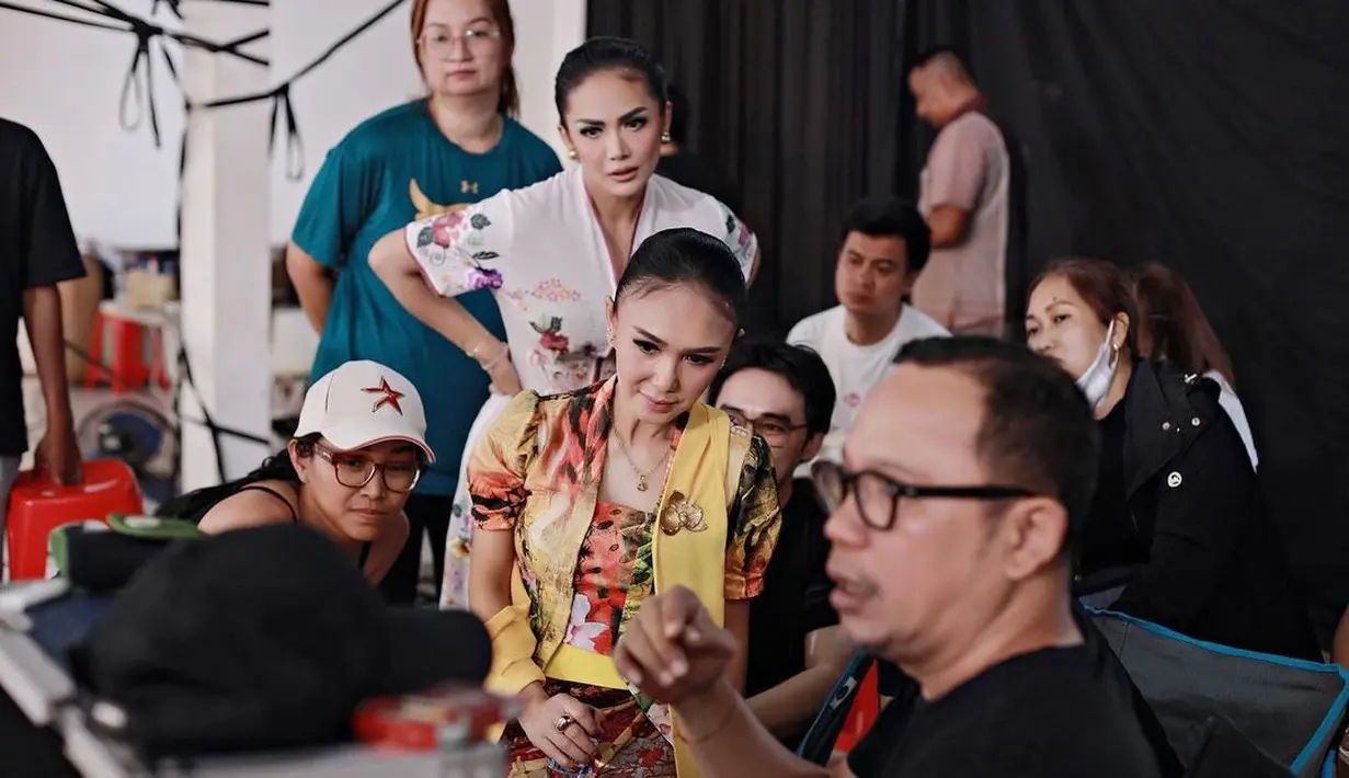 Dengan pesona kalem, Yuni Shara aplikasikan makeup flawless bernuansa cokelat nude dan rambut sanggul [@yunishara36]