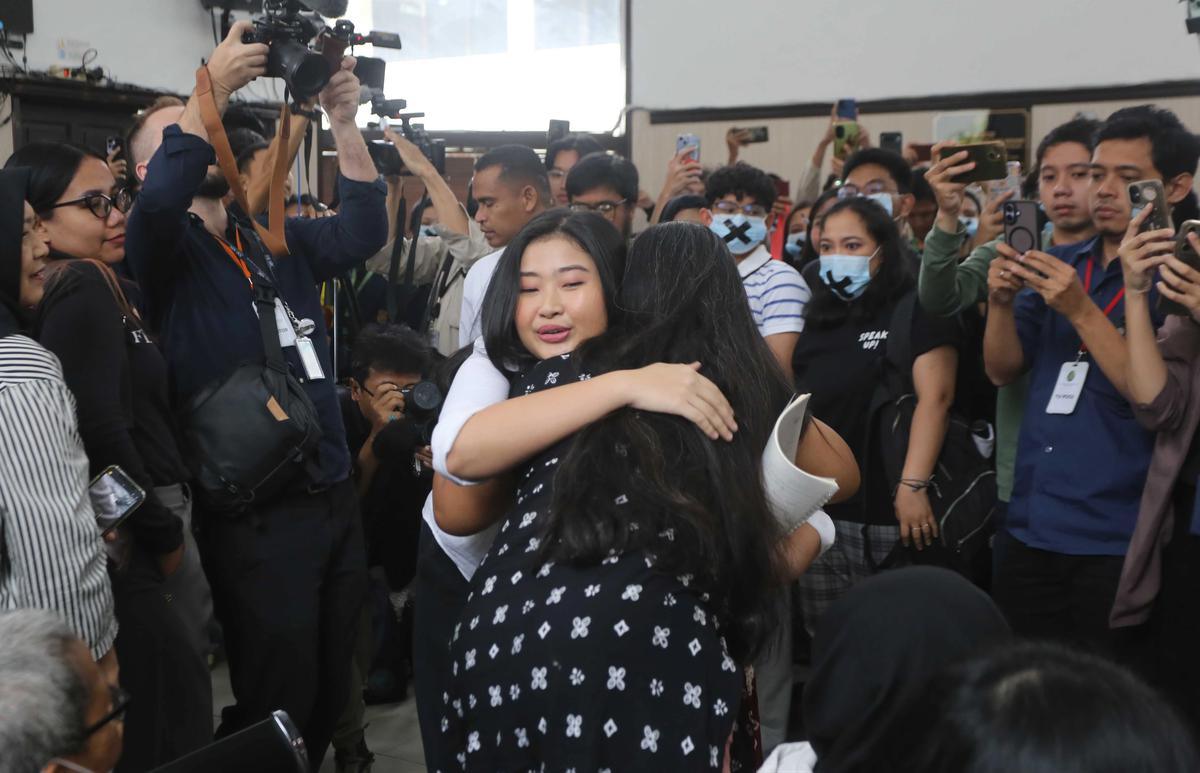 FOTO: Laras Faizati Bebas Bersyarat Usai Sidang Vonis Penghasutan