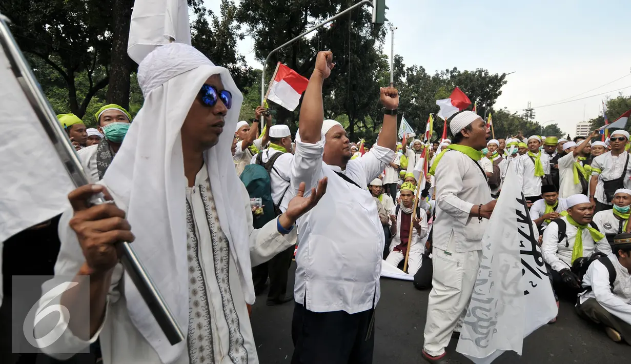 Para demonstran bersiap melanjutkan aksinya setelah salat ashar berjamaah di depan Balai Kota, Jalan Medan Merdeka Selatan, Jakarta, Jumat (4/11). (Liputan6.com/Yoppy Renato)