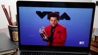 Dalam ilustrasi foto ini, The Weeknd menerima penghargaan Best R&B untuk Blinding Lights, dilihat di laptop, tampil selama siaran MTV Video Music Awards 2020 pada 30 Agustus 2020 di New York City. (CINDY ORD / GETTY IMAGES NORTH AMERICA / GETTY IMAGES VIA AFP)