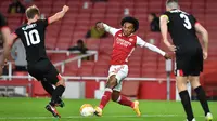 Gelandang Arsenal, Willian, berusaha melewati pemain Dundalk pada laga lanjutan Liga Europa 2020/2021 di Emirates Stadium, Jumat (30/10/2020) dini hari WIB. Arsenal menang 3-0 atas Dundalk. (AFP/Glyn Kirk)