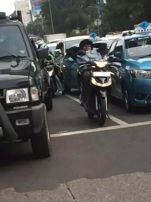 7 Potret Kocak Orang Lagi Santai dalam Perjalanan Ini Bikin Geleng Kepala