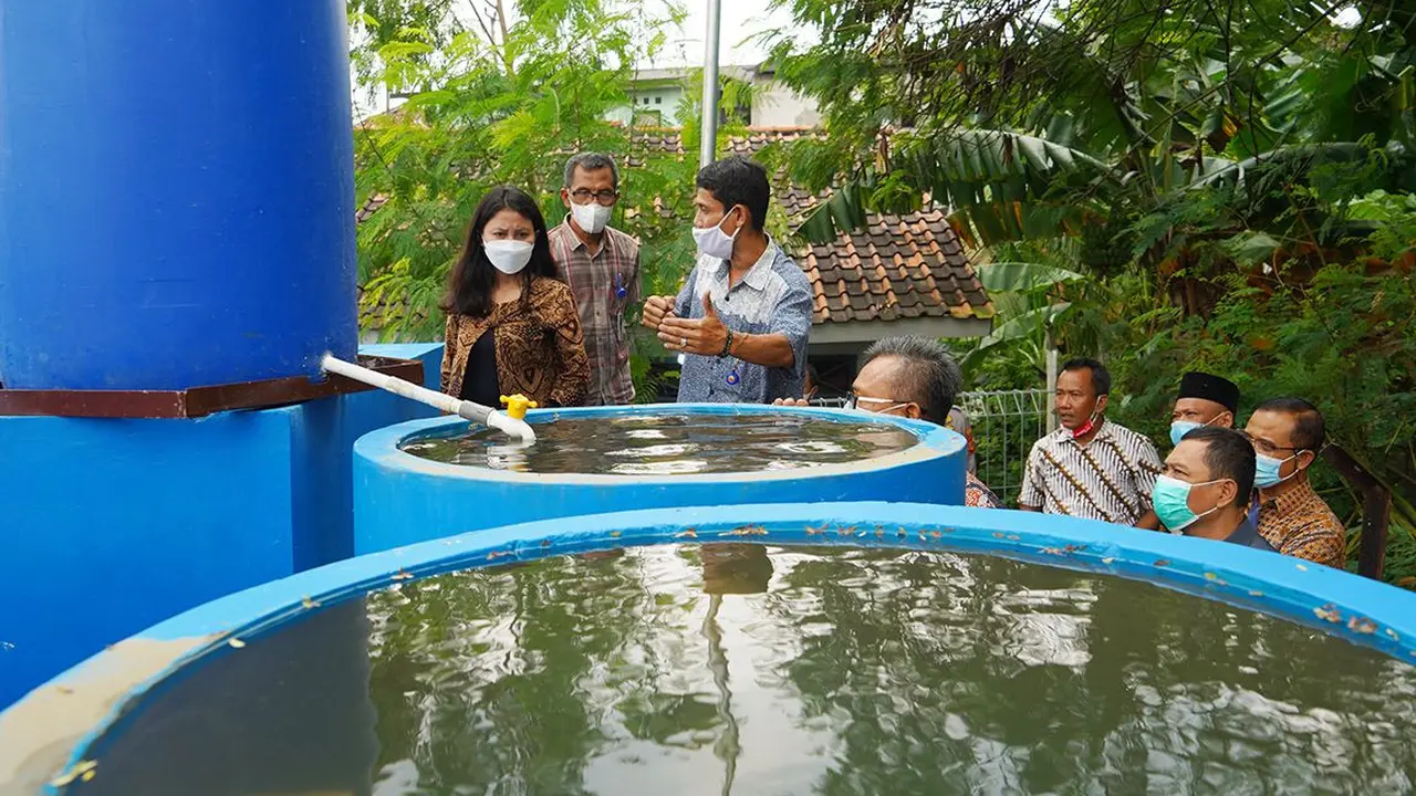 Peruri bersama dengan perwakilan Pemerintah Kabupaten Karawang meresmikan pembangunan Sarana Air Bersih
