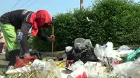 Di balik kisah mudik, tersisa persoalan sampah yang menumpuk dan tercecer di sepanjang jalan yang dilalui. (Liputan6.com/Abramena)