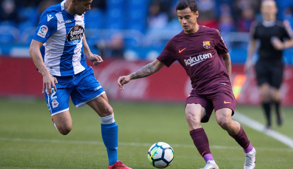 Pemain Barcelona Philippe Coutinho berusaha melewati pemain Deportivo Juanfran saat pertandingan La Liga Spanyol di stadion Riazor, Spanyol (29/4). (AP/Lalo R. Villar)
