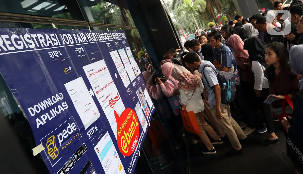 Pencari kerja mencari informasi lowongan pekerjaan saat acara Job Fair di kawasan Jakarta, Rabu (27/11/2019). Job Fair tersebut digelar dengan menawarkan lowongan berbagai sektor untuk mengurangi angka pengangguran. (Liputan6.com/Johan Tallo)